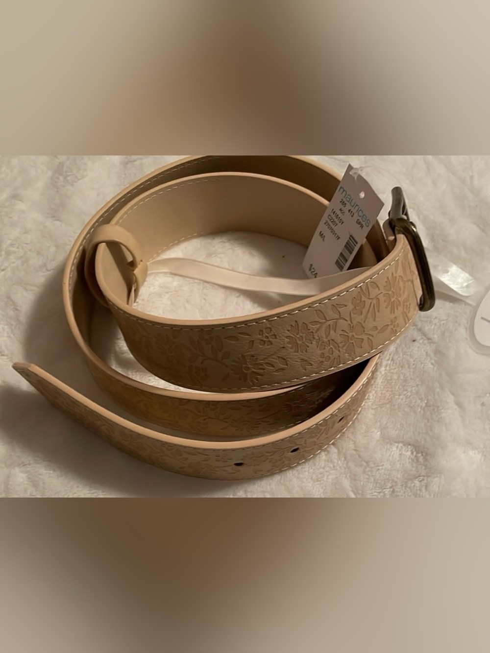 Maurices cream with flowers man made belt size M/L but fits like a Large…